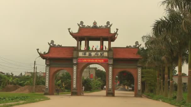 Haiduong, Vietnam, den 31 mars 2015, traditionella byn gate i Vietnam — Stockvideo