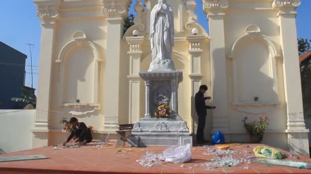 Haiduong, Vietnam, 10 de abril de 2015, grupo de personas preparando el altar en la iglesia — Vídeos de Stock