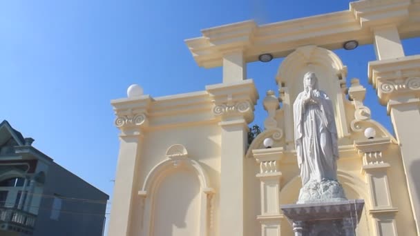 Haiduong, vietnam, 10. April 2015, Gruppe von Menschen bereitet Altar in der Kirche vor — Stockvideo