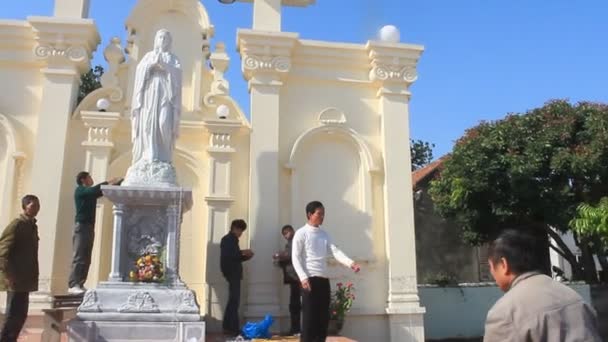 Haiduong, Vietnam, 10 de abril de 2015, grupo de personas preparando el altar en la iglesia — Vídeos de Stock