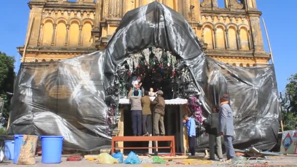 Haiduong, Vietnam, 10 de abril de 2015, grupo de personas preparando el altar en la iglesia — Vídeo de stock