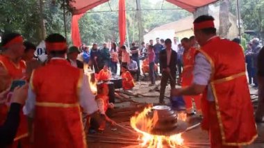 Haiduong, Vietnam, 12 Mart 2015, insanlar ve pirinç keki yuvarlak