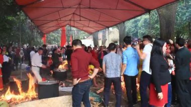 Haiduong, Vietnam, 12 Mart 2015, insanlar ve pirinç keki yuvarlak