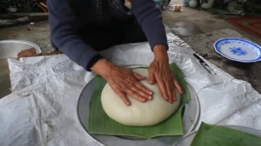 insanlar ve yuvarlak pirinç keki