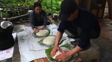Haiduong, Vietnam, 12 Mart 2015, insanlar ve pirinç keki yuvarlak