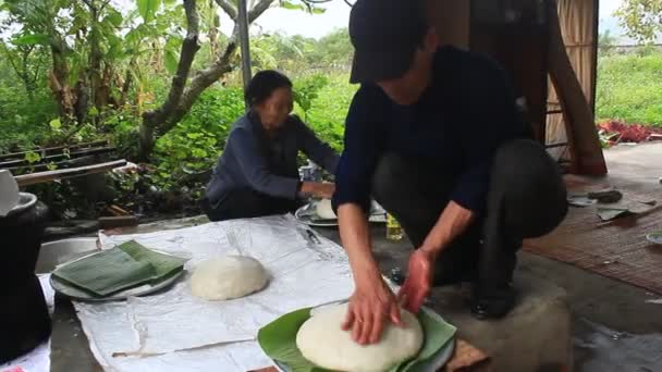 Haiduong, Vietnam, 12 marzo 2015, persone e torta di riso rotonda — Video Stock