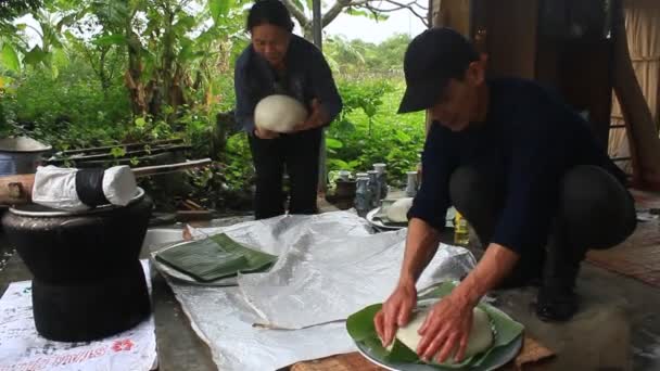 Haiduong, Vietnam, březen, 12, 2015, lidé a kulaté rýže dort — Stock video