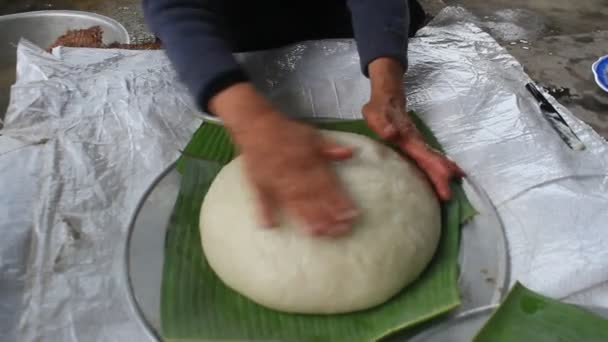 Pessoas e bolo de arroz redondo — Vídeo de Stock