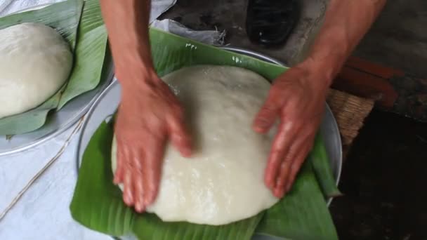 Pessoas e bolo de arroz redondo — Vídeo de Stock