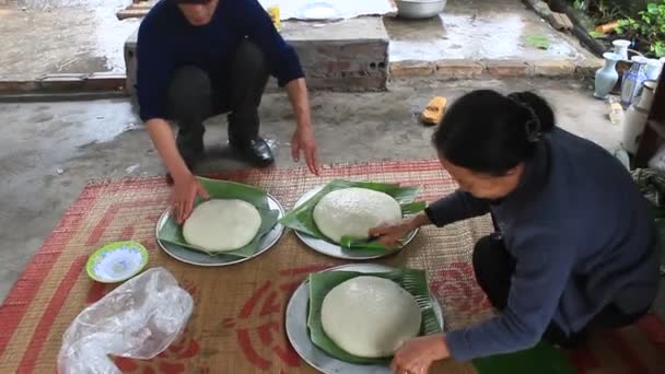 Haiduong, Vietnam, 12 Mart 2015, insanlar ve pirinç keki yuvarlak — Stok video
