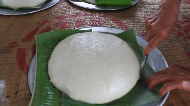 Pessoas e bolo de arroz redondo — Vídeo de Stock