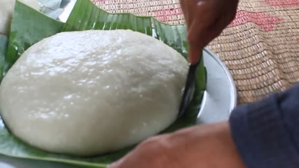 Pessoas e bolo de arroz redondo — Vídeo de Stock