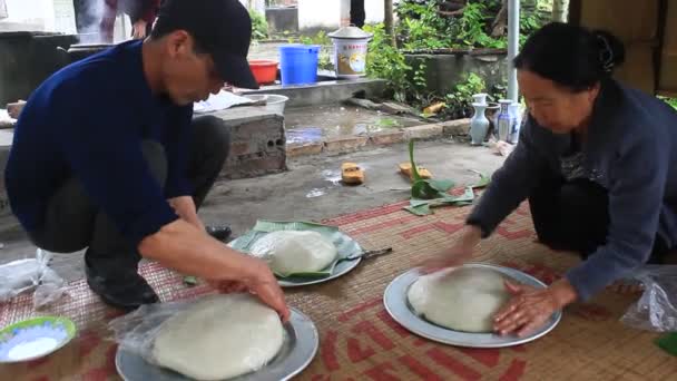 Haiduong, Vietnam, 12 marzo 2015, persone e torta di riso rotonda — Video Stock