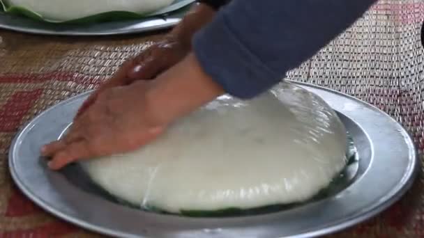 Persone e torta di riso rotondo — Video Stock