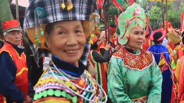 Haiduong, Vietnam, 13 marzo 2015, gruppo di persone che partecipano ai festival tradizionali — Video Stock
