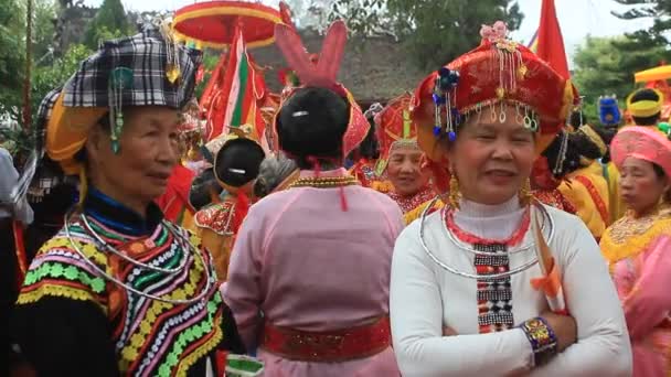 Hagyományos fesztiválokon részt vevő emberek csoportja, Haiduong, Vietnam, március 13, 2015, — Stock videók