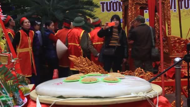 Haiduong, Vietnam, 13 de marzo de 2015, grupo de personas que asisten a festivales tradicionales — Vídeo de stock