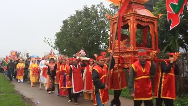Haiduong, Vietnam, maart, 13, 2015, groep van mensen het bijwonen van traditionele feesten — Stockvideo