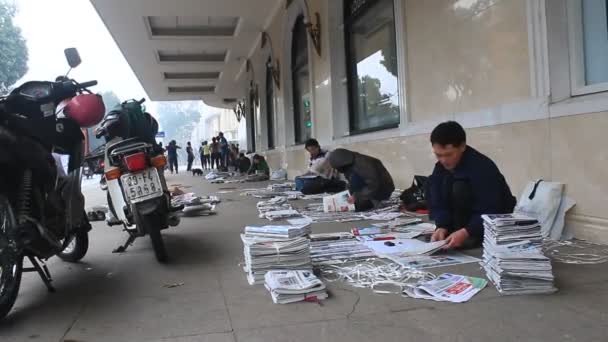 Mensen die de verkoop van kranten over de straat — Stockvideo