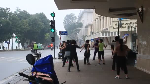 Hanoj, Vietnam, březen, 27, 2015, neznámých lidí cvičení v parku — Stock video