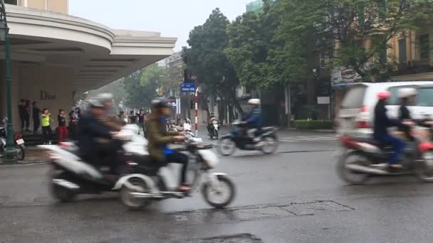 Hanoi, Vietnam, 27 de marzo de 2015, ciclistas no identificados viajan en motocicletas por carretera concurrida — Vídeo de stock