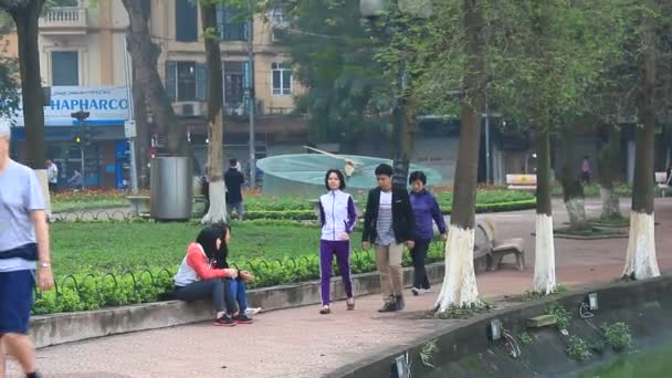 Hanoi, Vietnam, maart, 27, 2015, mensen lopen door het meer — Stockvideo