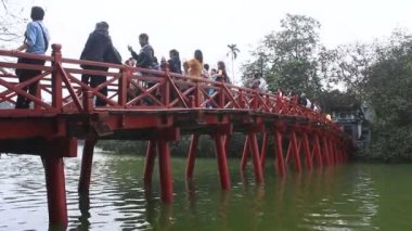 Hanoi, Vietnam, 27 Mart 2015, turistlere Hoan Kiem Gölü Bridge'de kırmızı