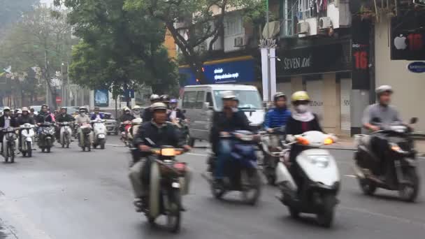 Hanoi, Vietnam, 27 martie 2015, cicliști neidentificați plimbare motociclete pe drum aglomerat — Videoclip de stoc