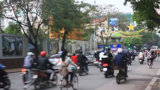 越南河内，2015 年 3 月 27 日，身份不明的车手骑摩托车在繁忙的马路上 — 图库视频影像