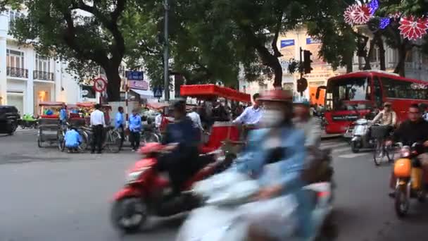 Hanoi, Vietnam, március 27, 2015, azonosítatlan lovasok lovagolni a motorkerékpár a forgalmas út — Stock videók