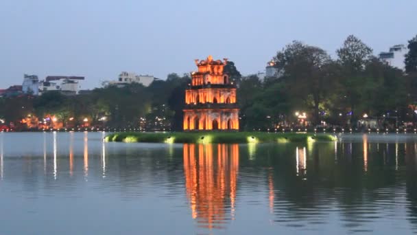 Lago Hoan Kiem com a torre de tartaruga, símbolo de Hanói, Vietnã — Vídeo de Stock