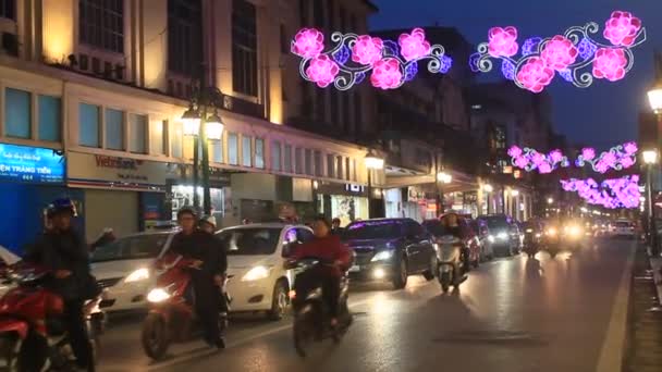 Hanoi, Vietnam, március 27, 2015, azonosítatlan lovasok lovagolni a motorkerékpár a forgalmas út — Stock videók