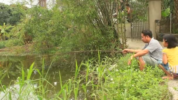Haiduong, Vietnã, Março, 29, 2015, Homem asiático pesca no lago — Vídeo de Stock