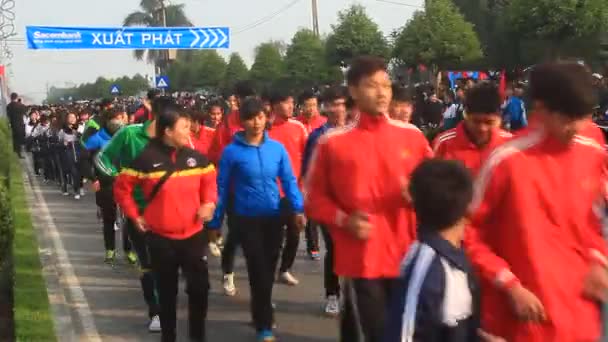 Haiduong, Vietnam, prosinec, 21, 2014: sportovci runtime v footrace — Stock video