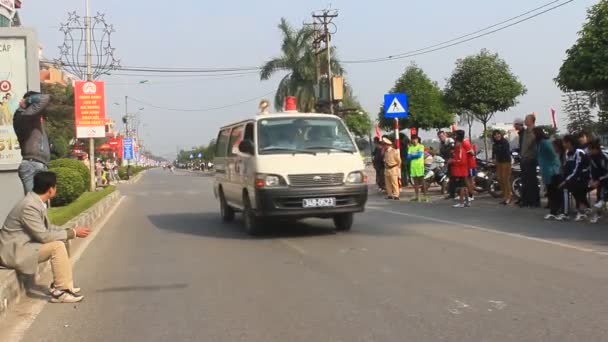 Haiduong, Vietnam, prosinec, 21, 2014: sportovci runtime v footrace — Stock video