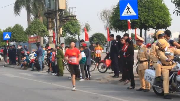 Haiduong, Vietnam, prosinec, 21, 2014: sportovci runtime v footrace — Stock video