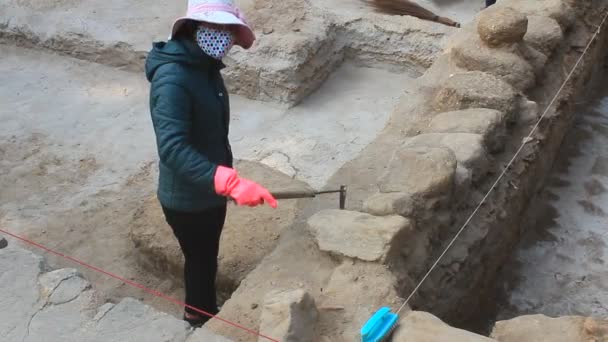 Haiduong, Vietnam, December 24, 2014: Arkeologiska utgrävningar på Conson pagoda — Stockvideo
