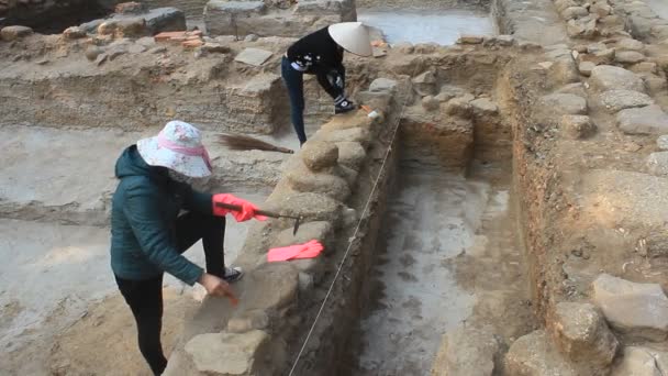 Haiduong, Vietnam, 24 de diciembre de 2014: Excavaciones arqueológicas en la pagoda Conson — Vídeos de Stock