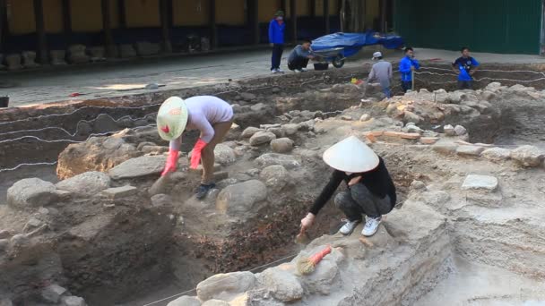 Haiduong, Vietnam, 24 de diciembre de 2014: Excavaciones arqueológicas en la pagoda Conson — Vídeo de stock