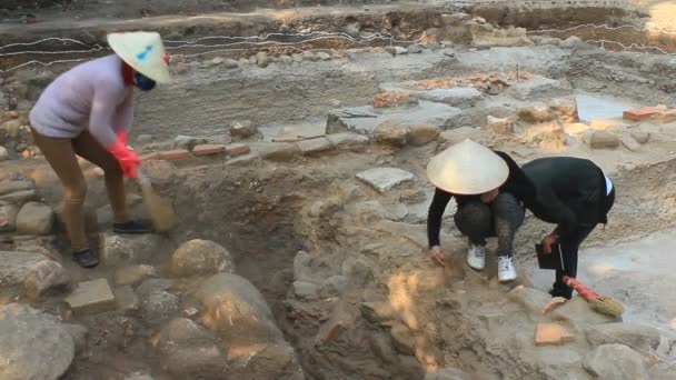 Haiduong, Vietnam, December, 24, 2014: Archaeological excavations at the Conson pagoda — Stock Video