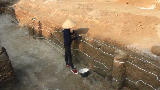 Haiduong, Vietnam, 24 de diciembre de 2014: Excavaciones arqueológicas en la pagoda Conson — Vídeo de stock