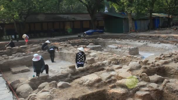 Haiduong, Vietnam, 24. Dezember 2014: Archäologische Ausgrabungen an der Conson-Pagode — Stockvideo