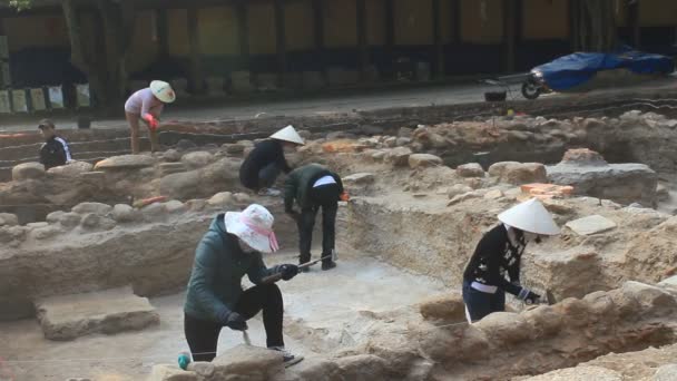 Haiduong, Vietnam, 24 dicembre 2014: Scavi archeologici nella pagoda di Conson — Video Stock