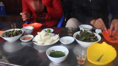 Geleneksel sokak gıda pazarında yeme insanlar