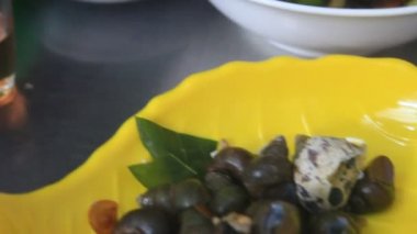 Geleneksel sokak gıda pazarında yeme insanlar