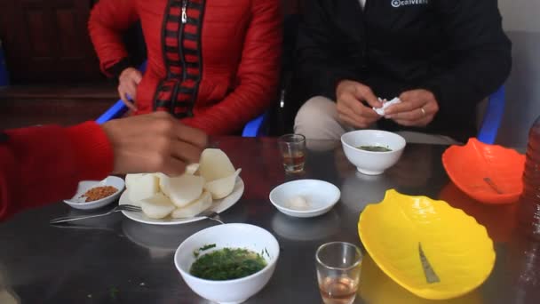 Gente comiendo en el mercado tradicional de comida callejera — Vídeos de Stock