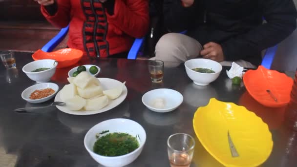 Mensen die eten op traditionele straatvoedsel markt — Stockvideo