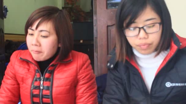 Hai Duong, Vietnam, prosinec, 30: Lidé jíst na trhu tradiční pouliční jídlo na prosinec, 30, 2014 v Hai Duong, Vietnam — Stock video