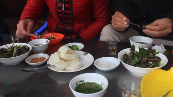 Pessoas comendo no mercado tradicional de comida de rua — Vídeo de Stock