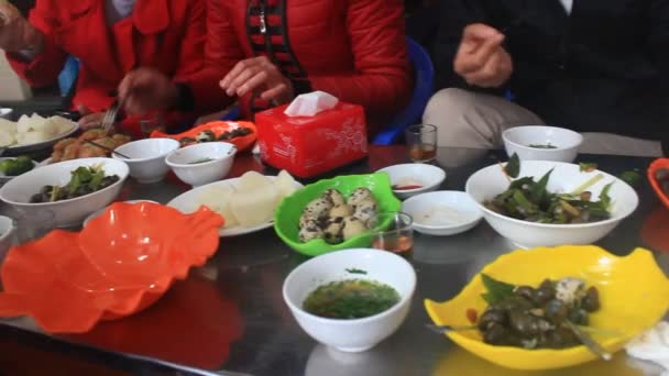 Ανθρώπους που τρώνε στην αγορά του παραδοσιακά τρόφιμα δρόμο — Αρχείο Βίντεο